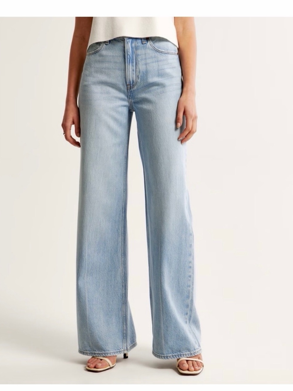 Abercrombie the wide leg high rise Jean in light wash 28/6S